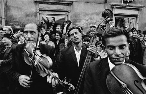 Josef Koudelka - Moravie, 1966. Avec l'aimable autorisation de l'artiste et de Magnum Photos. Josef Koudelka. Avec l'aimable autorisation de René Burri et de Magnum Photos. © Rencontres d'Arles