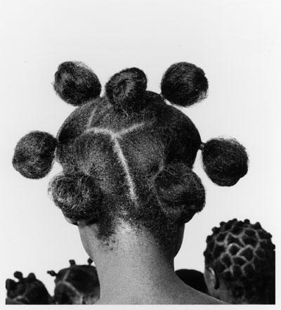 Mkupuk Eba, série Hairstyle, 1974. Tirage argentique sur papier baryté, J.D.'Okhai Ojeikere © musée du quai Branly
