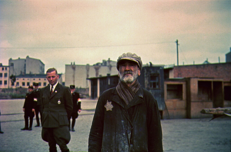 Hans Biebow, chef de l'administration allemande du ghetto (à gauche) et un Juif interné dans le ghetto. Ghetto de Lodz, ca. 1940-1944. Photo: Walter Genewein. © Musée Juif de Francfort