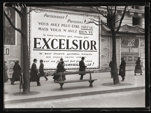 Guerre 1914-1918. Mise en place d'une affiche publicitaire pour l’Excelsior. Paris, début avril 1917. © Excelsior – L’Equipe / Roger-Viollet