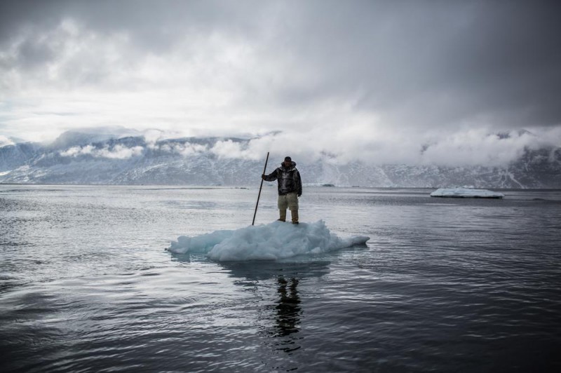 Alberth Lukassen, un chasseur Inuit, sur la banquise à Uummannaq, dans le nord du Groenland © Ciril Jazbec