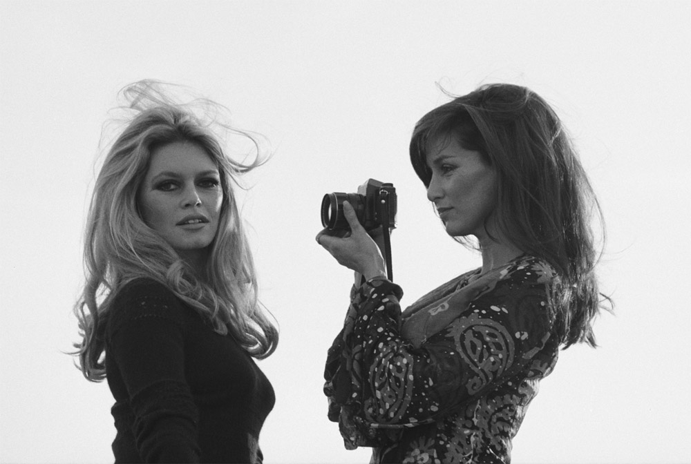 Brigitte Bardot avec Sveeva Vigeveno sur les toits de Paris, en 1969.