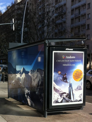 Habillages abribus® à Toulouse et Montpellier pour JC Decaux