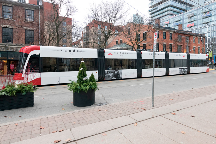 Habillage de tramways Sandro au Canada