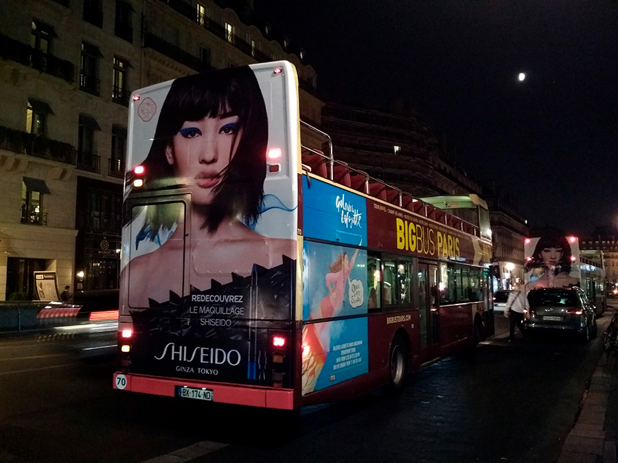 Habillage Shiseido des bus parisiens